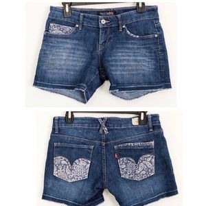 LEVI’S FRAYED JEAN SHORTS SIZE 7